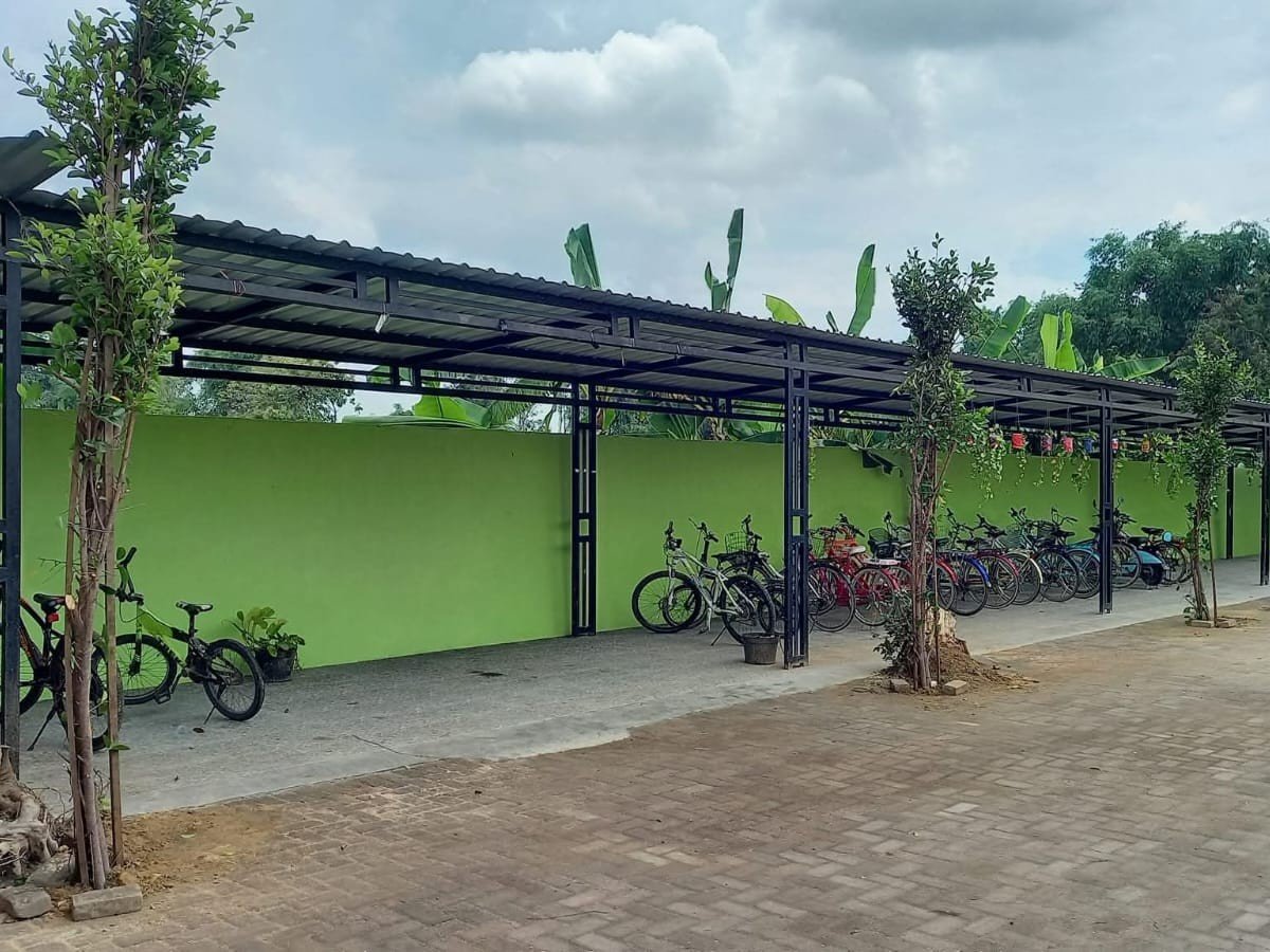 Tempat Parkir Sepeda Siswa