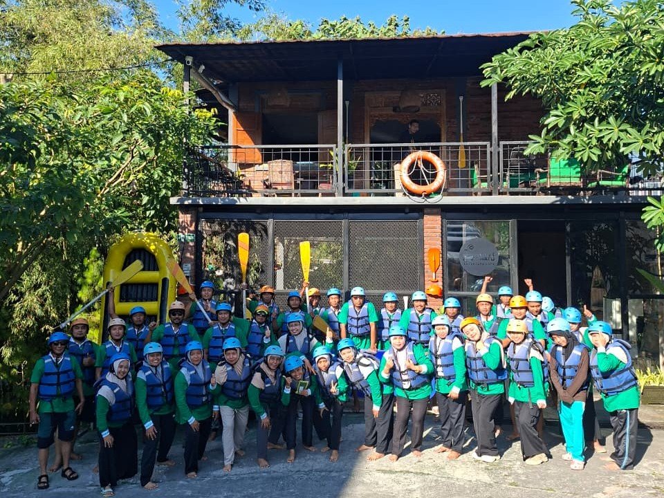 Keluarga Besar SMPN 8 Pamekasan Nikmati Keseruan Rafting di Kaliwatu, Malang