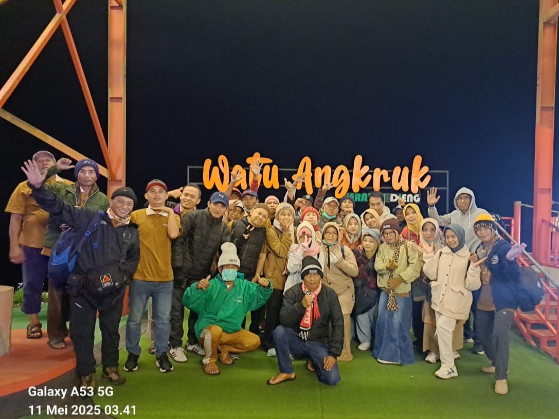Family Gathering SMP Negeri 8 Pamekasan di Watu Angkruk, Dieng, Jawa Tengah