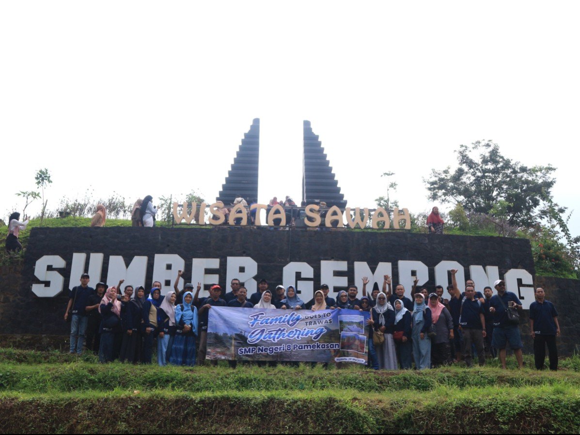 Family Gathering SMP Negeri 8 Pamekasan di Sumber Gempong, Trawas