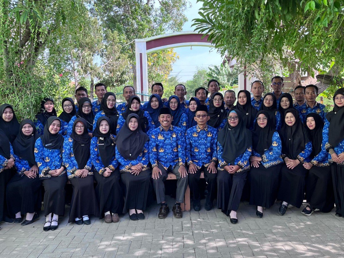 Keluarga besar SMP Negeri 8 Pamekasan melaksanakan sesi foto bersama untuk persiapan kalender sekolah tahun 2027