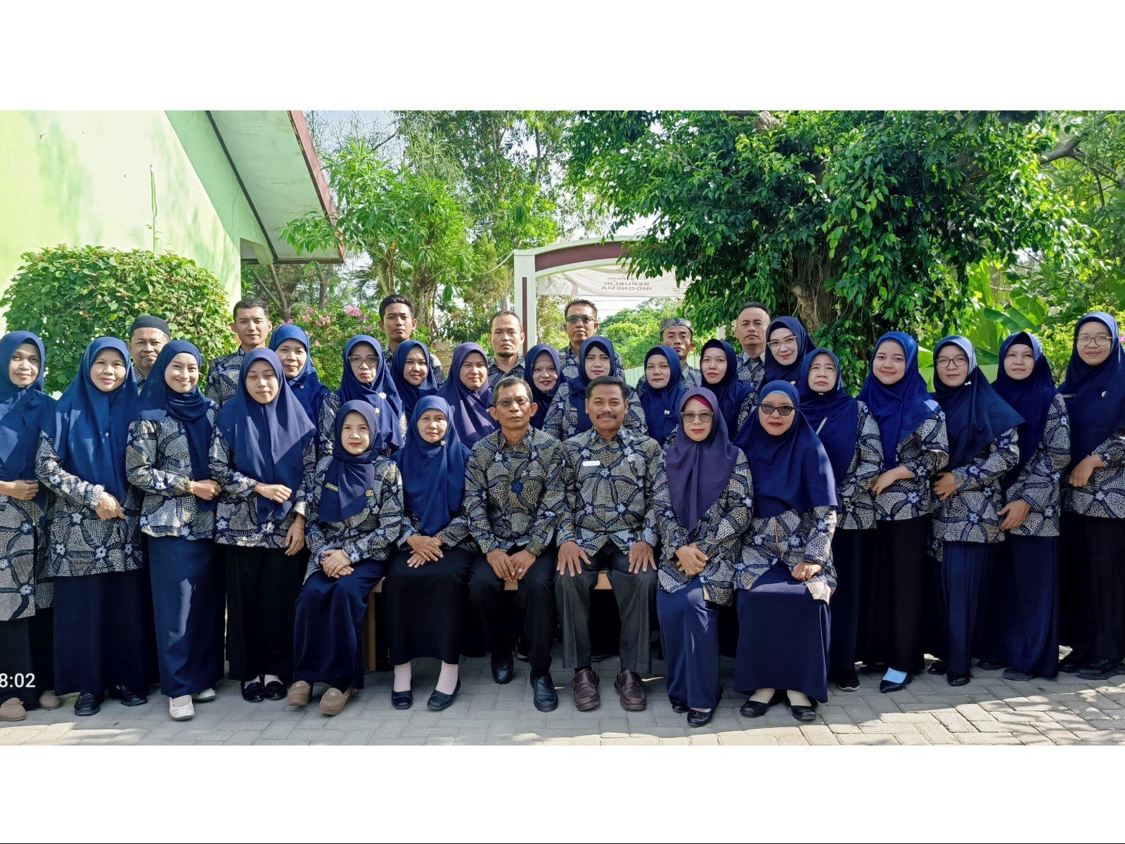 Keluarga besar SMP Negeri 8 Pamekasan melaksanakan sesi foto bersama untuk persiapan kalender sekolah tahun 2026