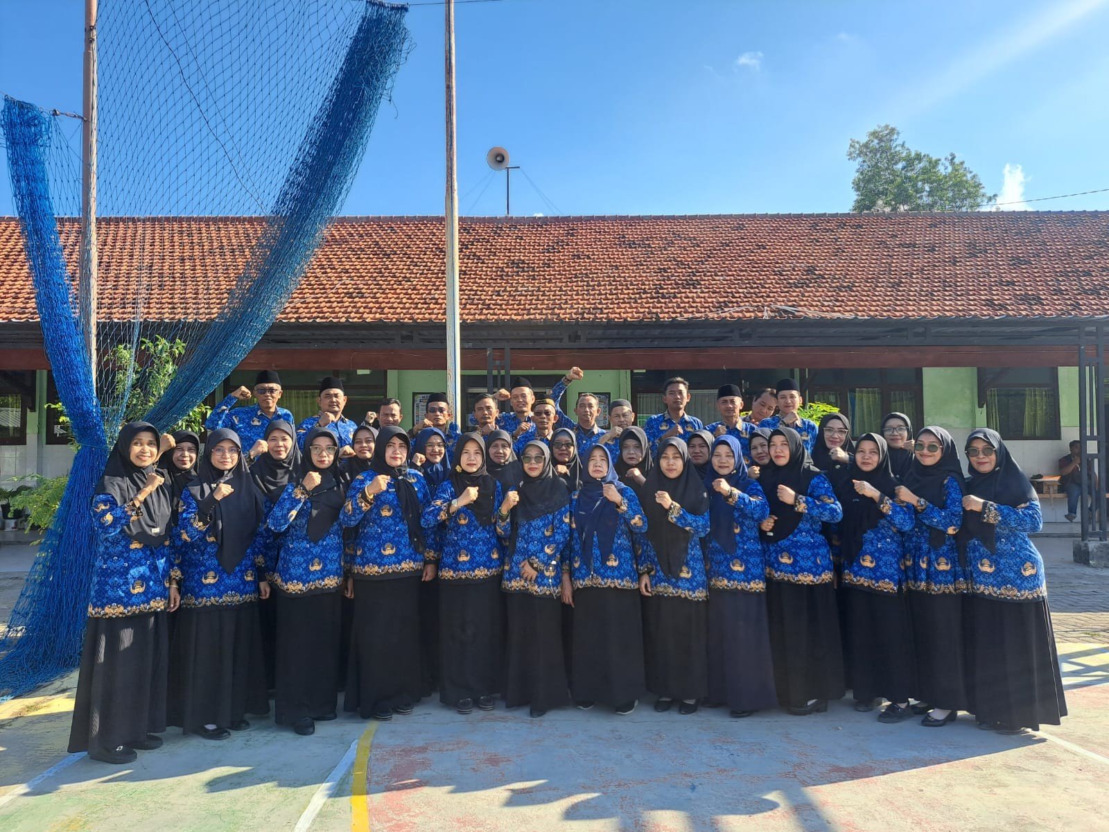 Pendidik dan Tenaga Kependidikan SMP Negeri 8 Pamekasan dalam Kegiatan Upacara Peringatan Hari Kemerdekaan RI ke-81