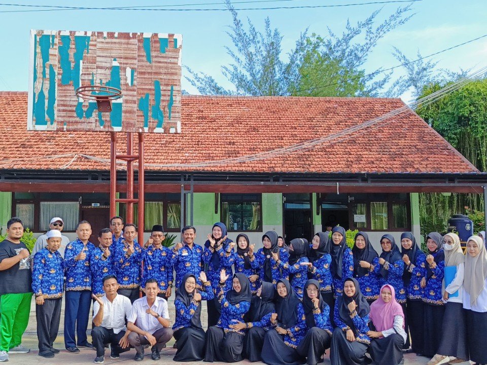 Keluarga besar SMP Negeri 8 Pamekasan mengabadikan momen kebersamaan dalam acara perpisahan dengan Ibu Isya Sayunani, M.Pd. yang mendapat tugas baru sebagai Pengawas SMP Kabupaten Pamekasan