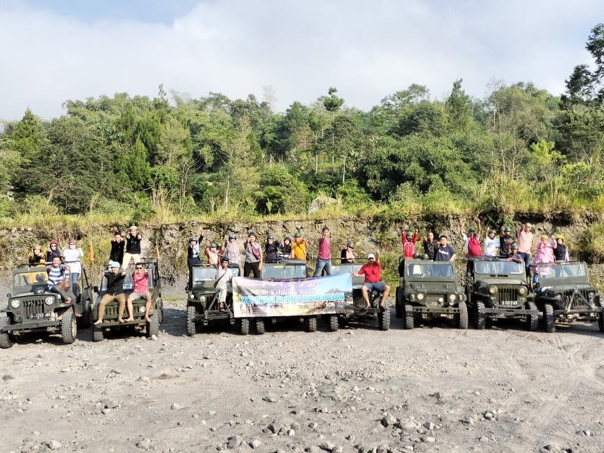 Keceriaan dan kebersamaan keluarga besar Koperasi SMP Negeri 8 Pamekasan dalam rangkaian perjalanan Road to Jogja, menikmati petualangan seru dengan jeep adventure di tengah panorama alam yang memukau